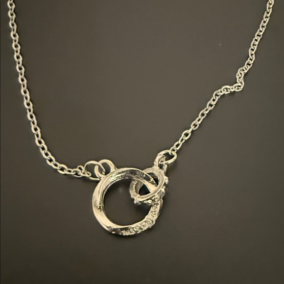 Elegant Silver Tone Necklace with Interlocking Rings - Picture 1 of 1